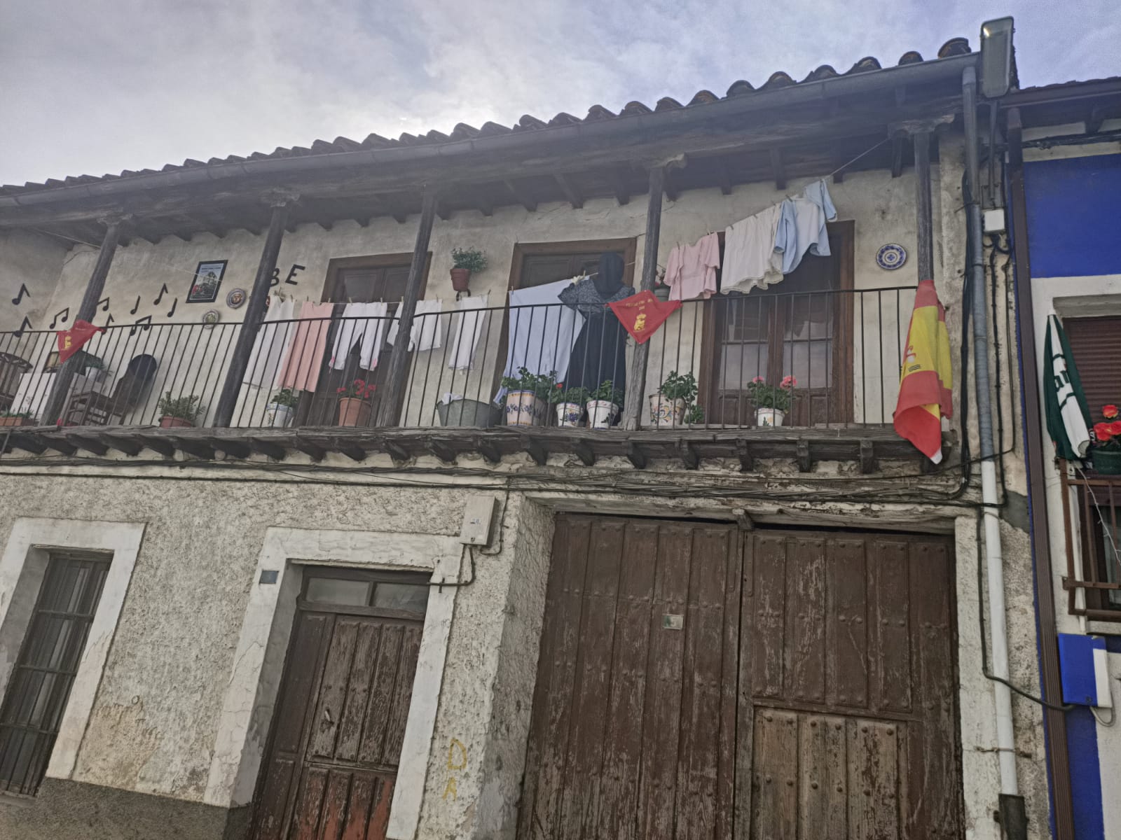 Arranca el I Concurso de Ornamentación de Balcones, Ventanas y Fachadas como única actividad de las fiestas, con 38 participantes. 