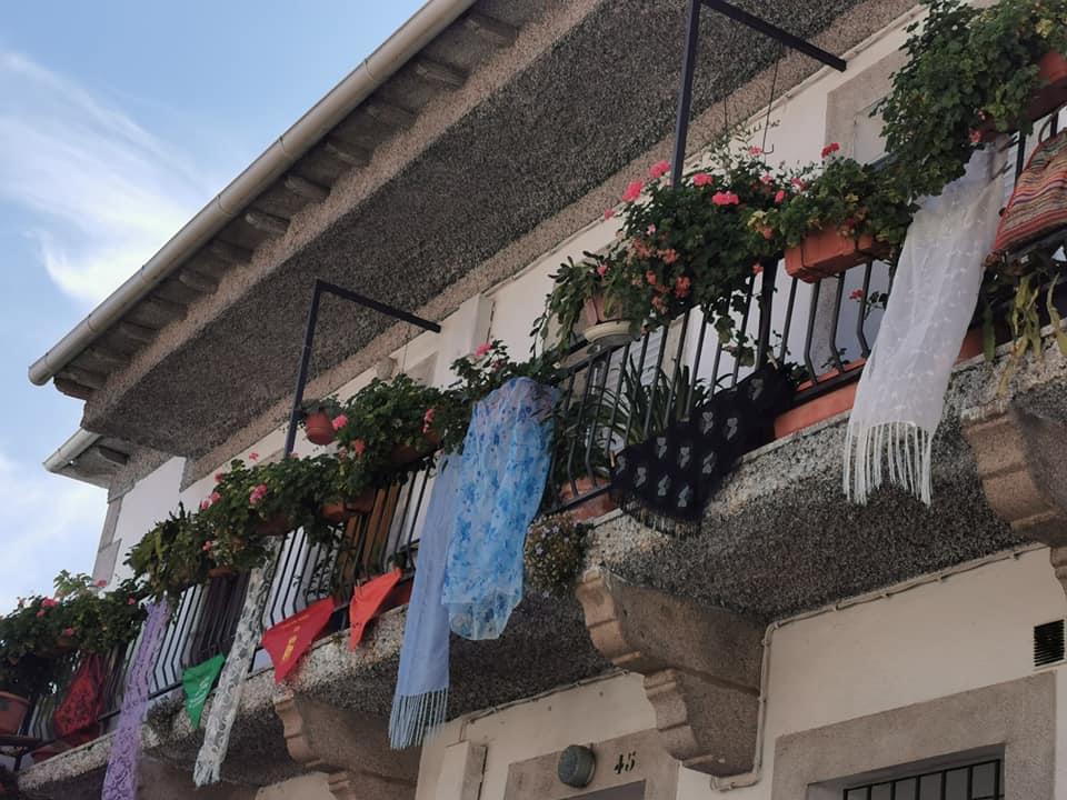 Arranca el I Concurso de Ornamentación de Balcones, Ventanas y Fachadas como única actividad de las fiestas, con 38 participantes. 