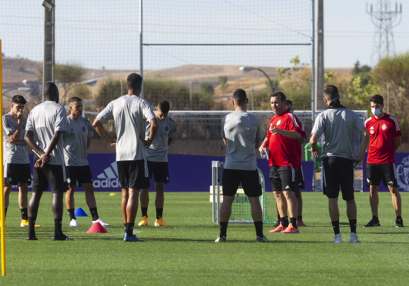 La plantilla del Real Valladolid ha entrenado esta mañana en los Anexos del estadio José Zorrilla. 