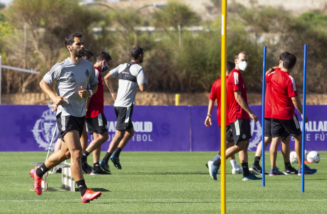 La plantilla del Real Valladolid ha entrenado esta mañana en los Anexos del estadio José Zorrilla. 