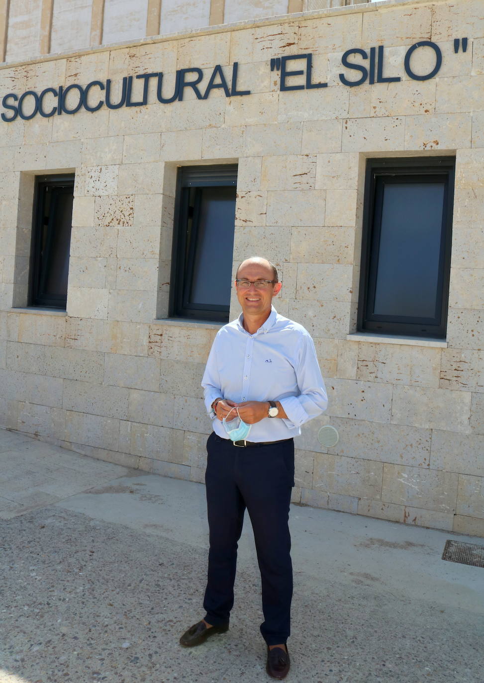 El alcalde de Torquemada, Jorge Domingo Martínes a las puertas del nuevo centro socio cultural de la localidad.. 