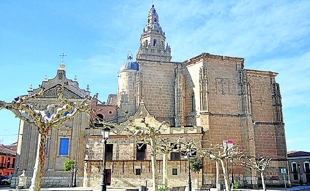 Imagen principal - Arriba, vista exterior de la iglesia de los Santos Juanes; bajada de la Virgen de los Pegotes y vistas desde el crucero de la ermita. 