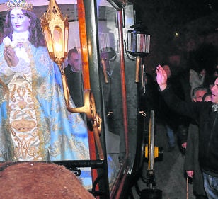 Imagen secundaria 1 - Arriba, vista exterior de la iglesia de los Santos Juanes; bajada de la Virgen de los Pegotes y vistas desde el crucero de la ermita. 