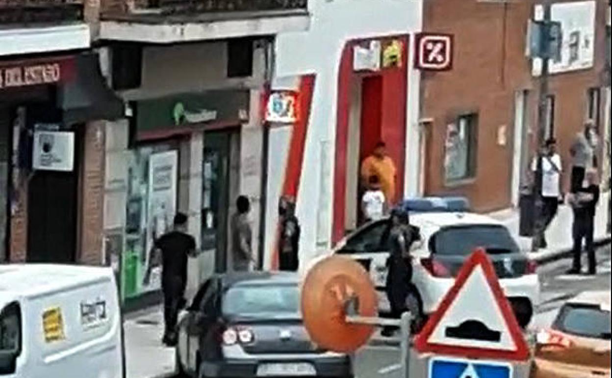 Intervención de la Guardia Civil durante la agresión del martes.