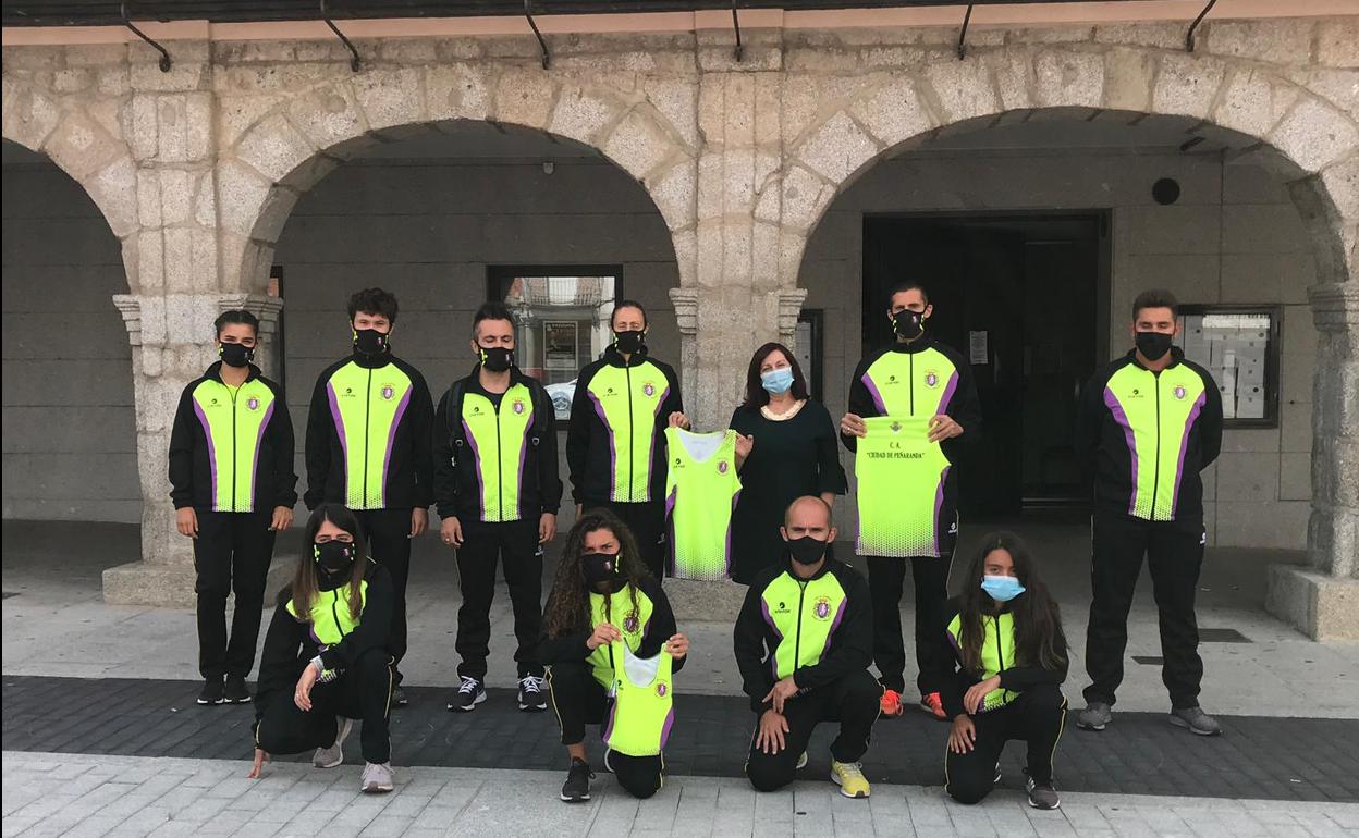 Miembros del club, junto a la alcaldesa, muestra las equipación. 