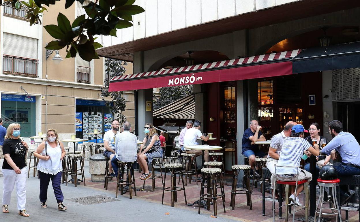 Varias personas tomando algo en una terraza de Valladolid. 