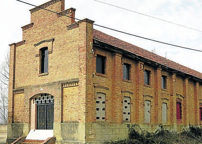 Imagen secundaria 1 - Arriba, iglesia de Santa Eulalia en Villaldavín; edificio de la antigua fábrica de luz de Perales y virgen románica de Perales conservada en el convento de San Joaquín y Santa Anta de Valladolid. 