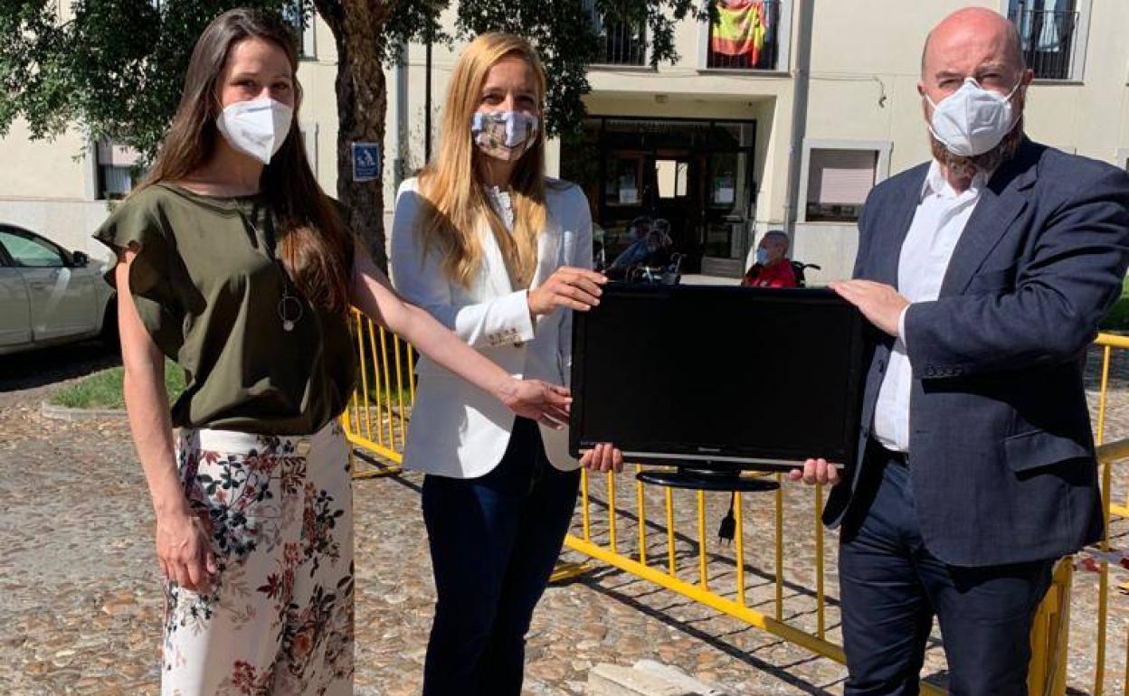 Donación de las televisiones para la residencia de mayores. 