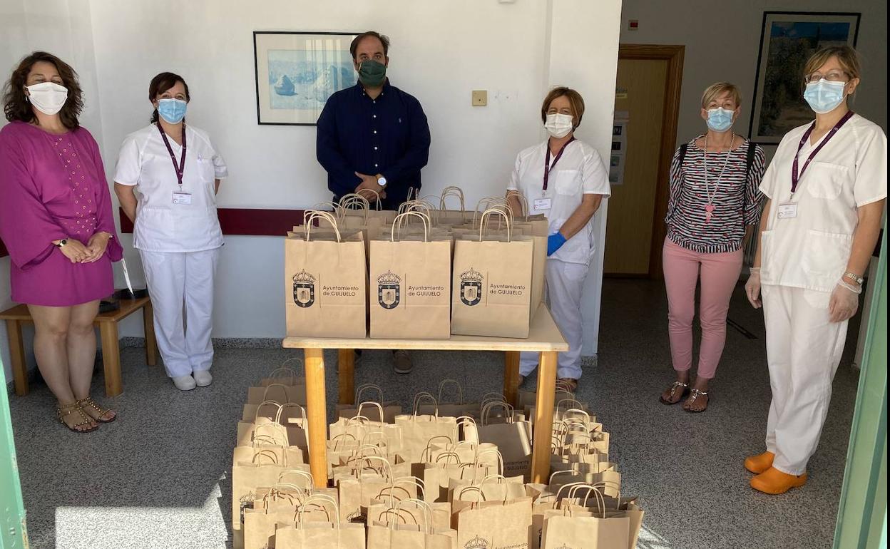 El alcalde y las concejalas entregaron los regalos en la residencia. 