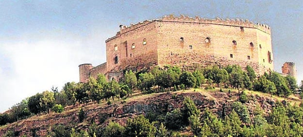 El castillo de Pedraza, obra del sigo XIIIrestaurada dos siglos después.