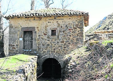 Imagen secundaria 1 - Arriba, Abadía de Lebanza, el edificio actual corresponde a la reforma tras el incendio llevada a cabo en el siglo XVIII; molino de San Juan de Redondo, rehabilitado en el año 2005 y torre y espadaña de la Iglesia de Camasobres.