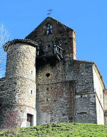 Imagen secundaria 2 - Arriba, Abadía de Lebanza, el edificio actual corresponde a la reforma tras el incendio llevada a cabo en el siglo XVIII; molino de San Juan de Redondo, rehabilitado en el año 2005 y torre y espadaña de la Iglesia de Camasobres.