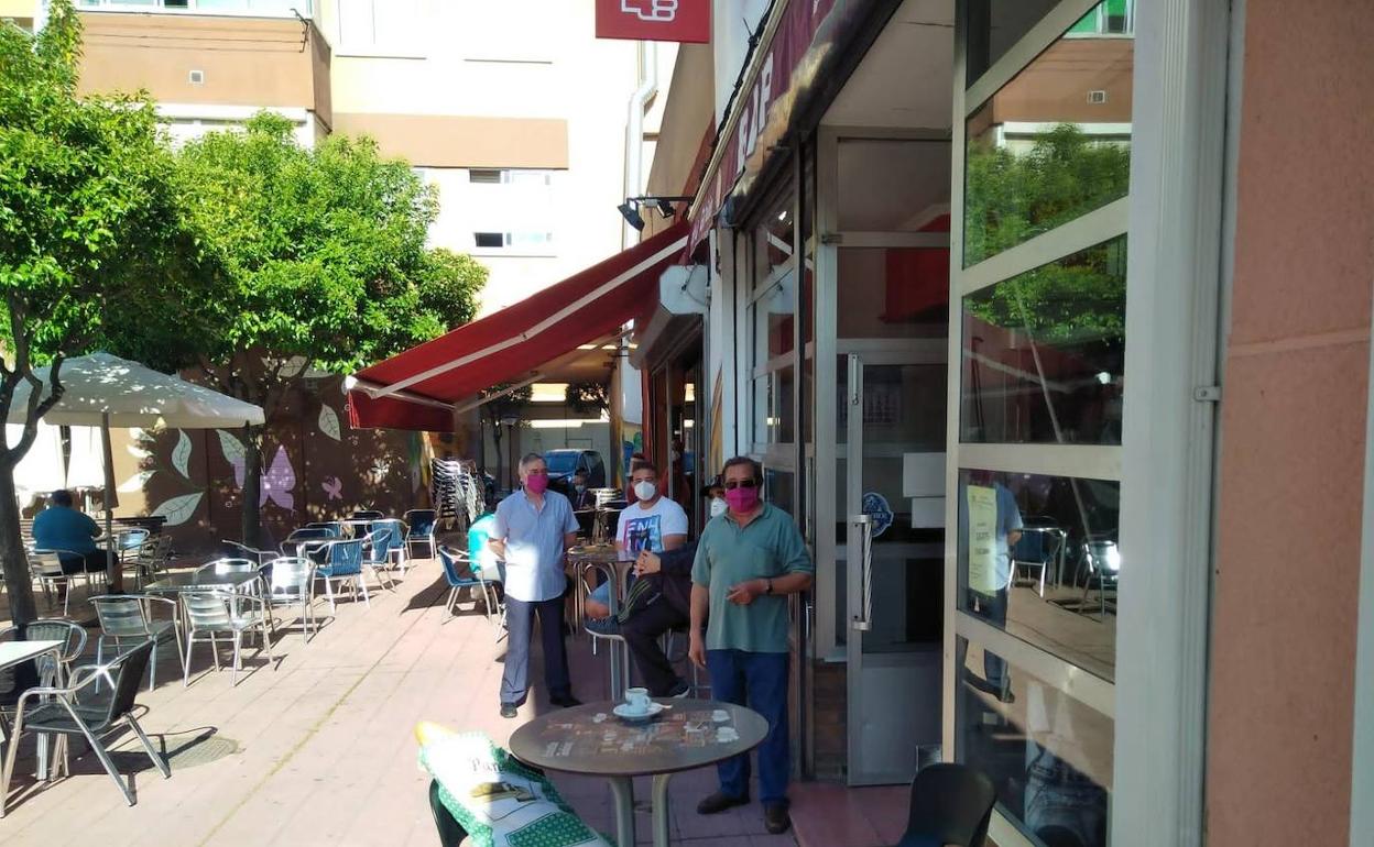 Vecinos de Tudela, en una terraza de la localidad. 