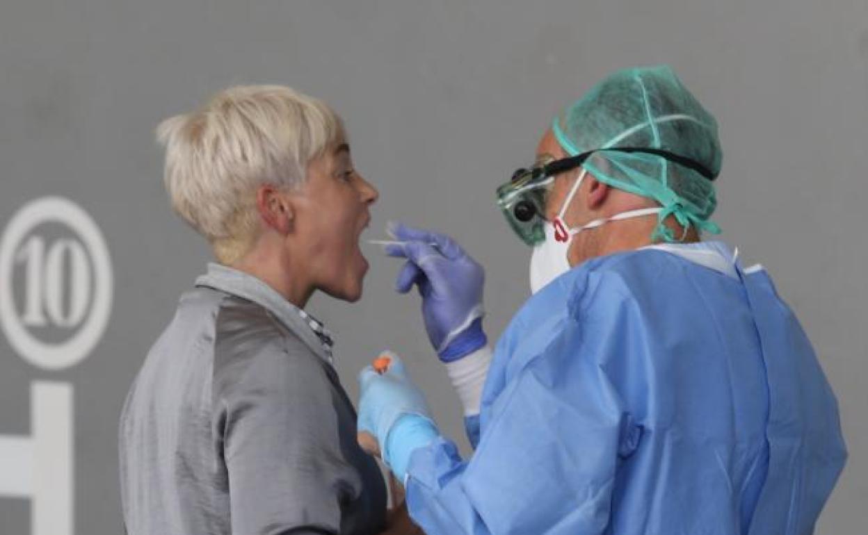 Madrid defiende que la situación del virus está «contenida» y País Vasco alerta de un «tsunami»