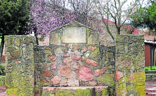 Imagen principal - Arriba, fuente en Pradales; iglesia de San Juan Degollado, en Carabias y homenaje a los emigrantes, en Pradales. 