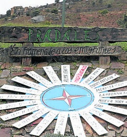 Imagen secundaria 2 - Arriba, fuente en Pradales; iglesia de San Juan Degollado, en Carabias y homenaje a los emigrantes, en Pradales. 