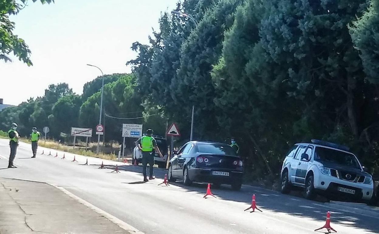 Control de uno de los accesos a Pedrajas de San Esteban, en la última jornada de confinamiento.