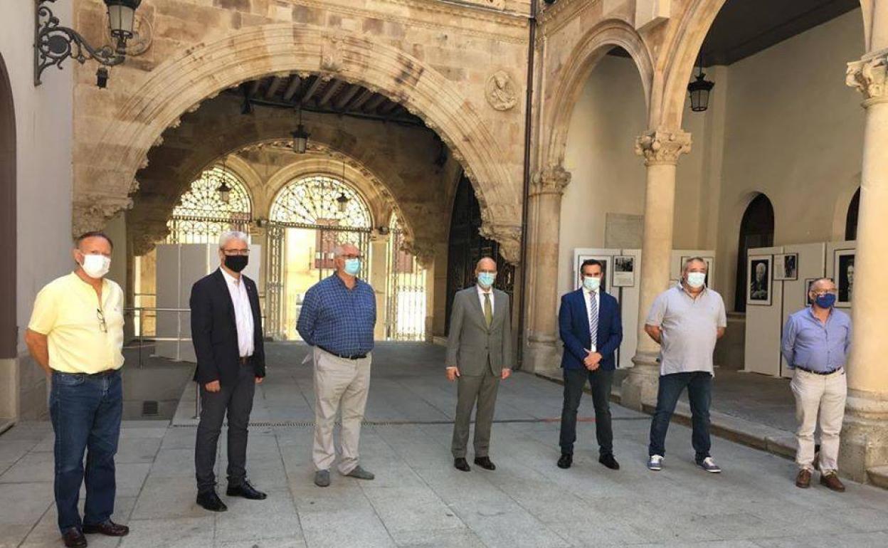 El presidente, en el centro, junto a los representantes de los GAL y el diputado de Desarrollo Rural.