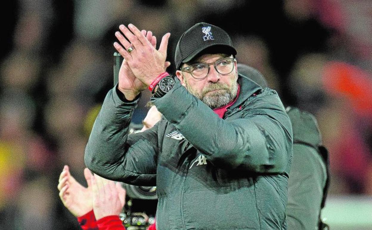 Jürgen Klopp aplaude tras un partido del Liverpool. 