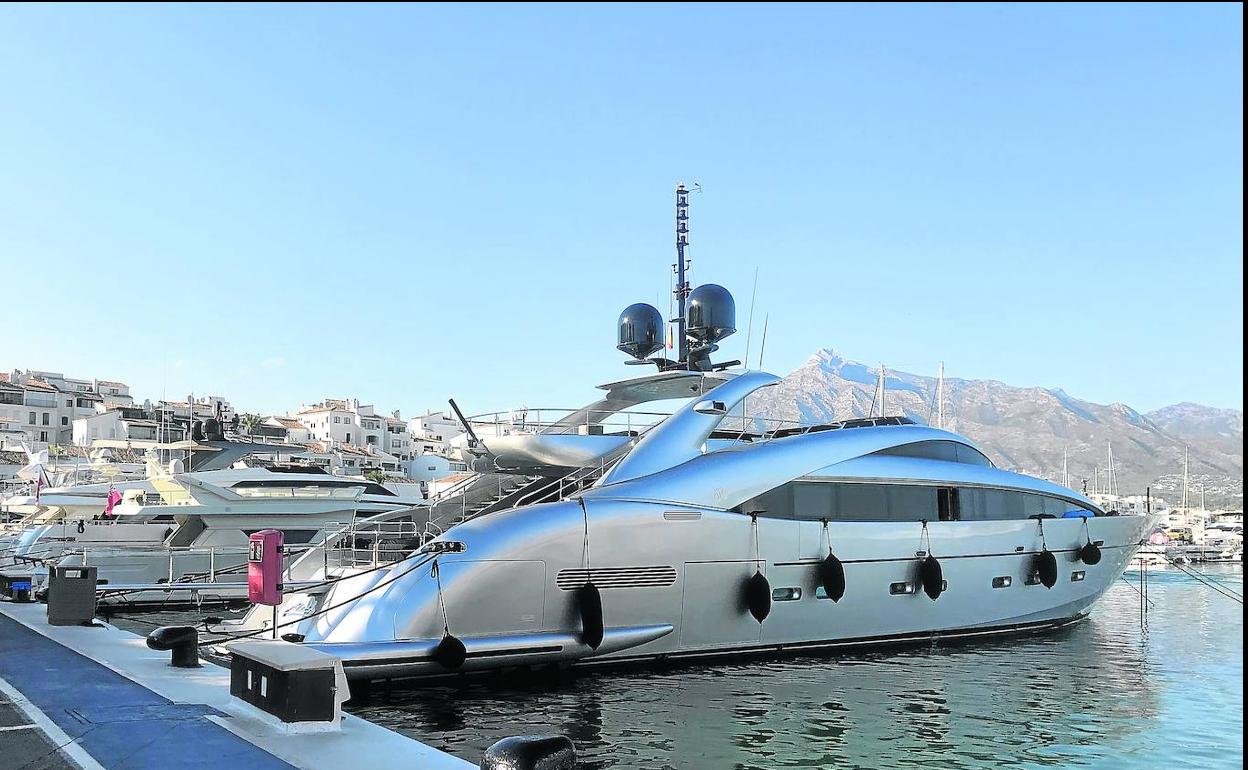 La exhibicionista. Megayates y coches imposibles compiten por salir en los selfis de los visitantes que recorren Puerto Banús. 