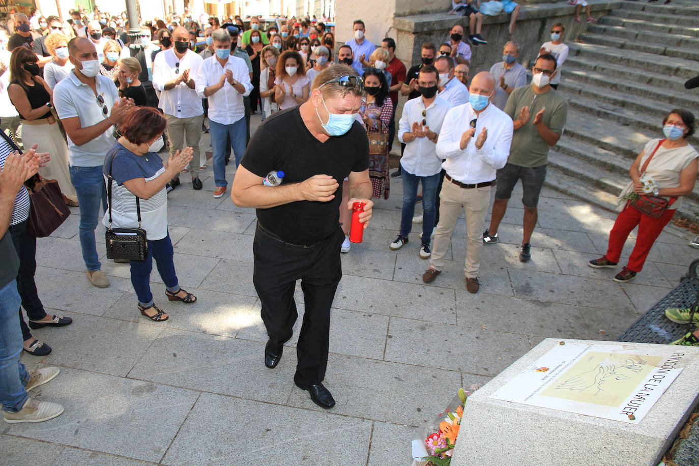 La rabia contra la violencia machista resuena en La Granja. 