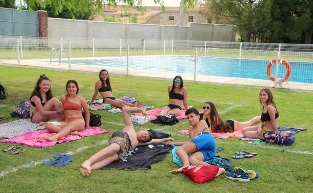 JImena con sus amigos en la piscina de Torquemada. 