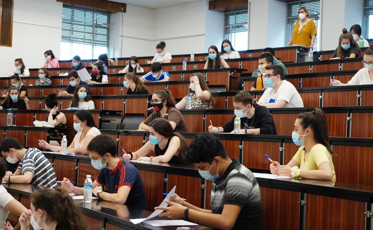 Estudiantes protegidos con mascarillas durante la realización de las pruebas de la EBAU del pasado mes de julio.