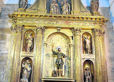 Imagen secundaria 1 - Arriba, vista panorámica del pueblo; altar mayor de la iglesia de San Pedro y escudo incrustado en la pared de una de las casas del pueblo. 