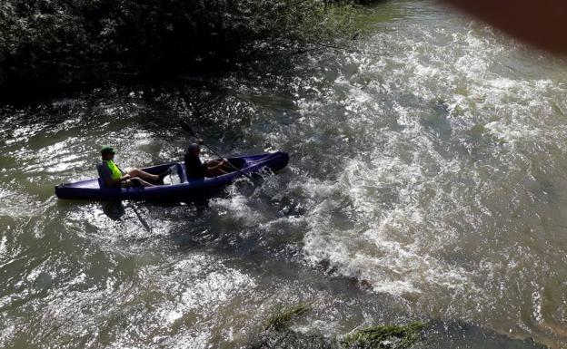 dos miembros de la organización de la prueba, que ayer decidieron bajar al agua con su piragua.