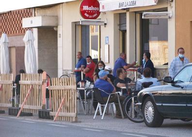 Imagen secundaria 1 - Los parques infantiles reabrieron y hubo vecinos de Pedrajas que se acercaron a la ermita de la Virgen de Sacedón y se sentaron en terrazas. 