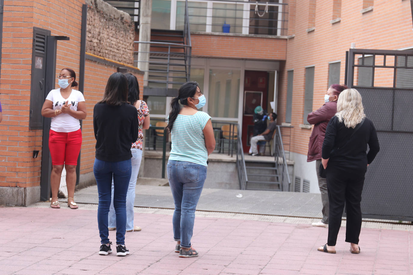 Fotos: Colas para realizarse las pruebas PCR en el Centro de Calud Pilarica Circular