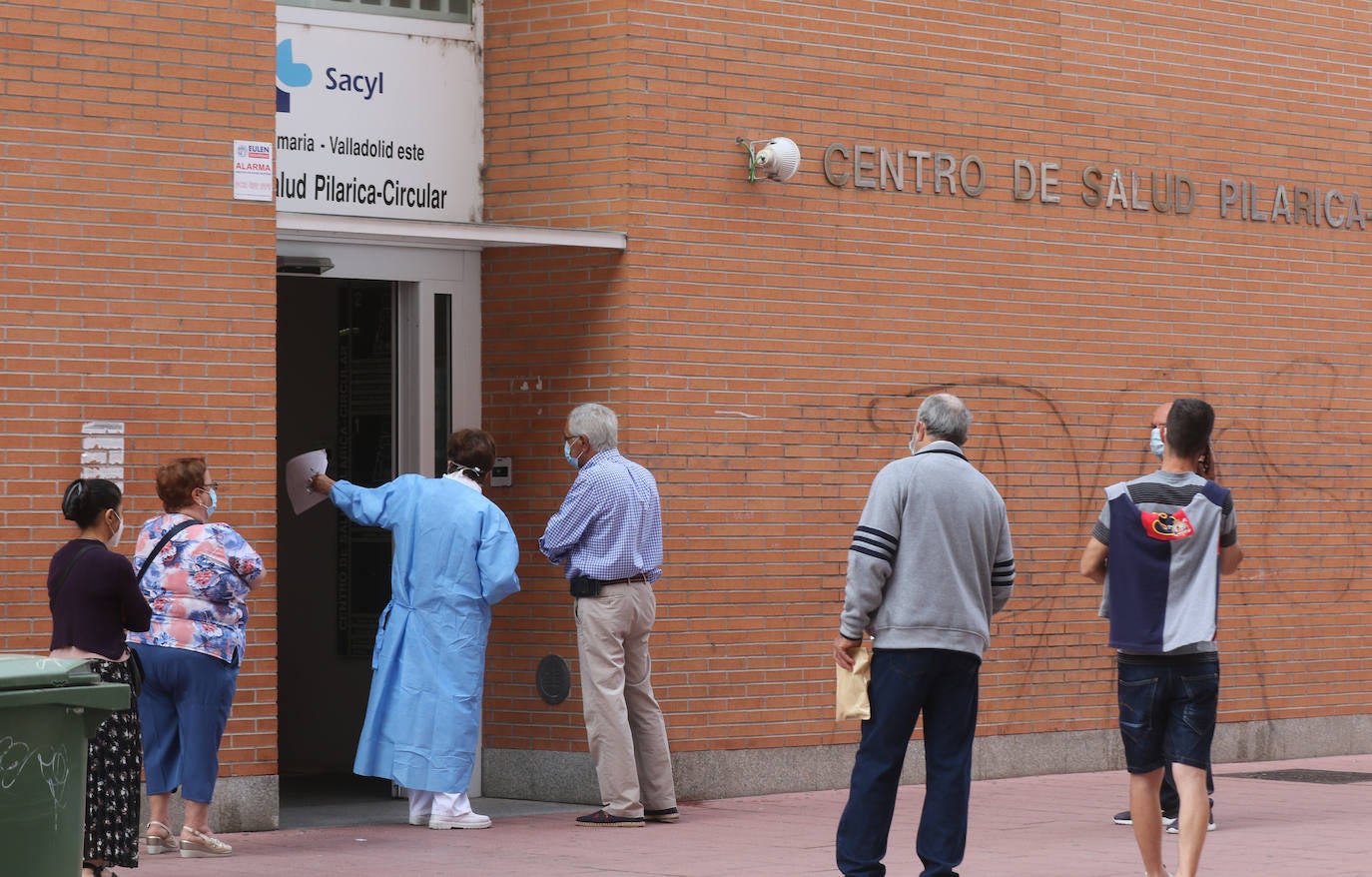 Fotos: Colas para realizarse las pruebas PCR en el Centro de Calud Pilarica Circular