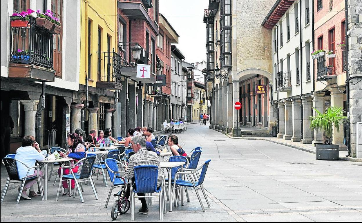 Vecinos y visitantes disfrutan de una consumición en la Plaza Mayor de Cervera. 