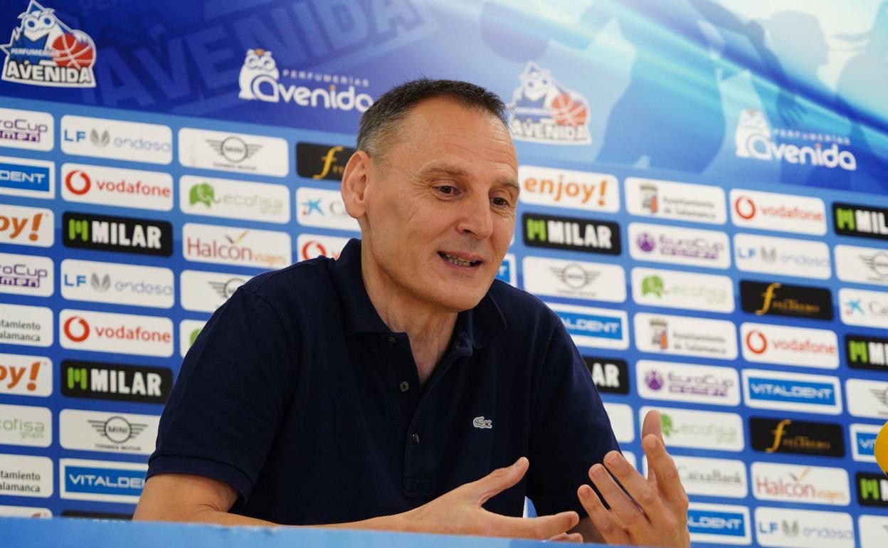 Roberto Íñiguez, entrenador de Avenida.