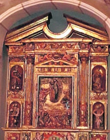 Imagen secundaria 2 - Arriba, iglesia de Villantodrigo dedicada a San Quirico y Santa Julita; palomar rehabilitado por un vecino y retablo de la Oración del Huerto de la iglesia de San Andrés, expuesto en la exposición las Edades del Hombre .