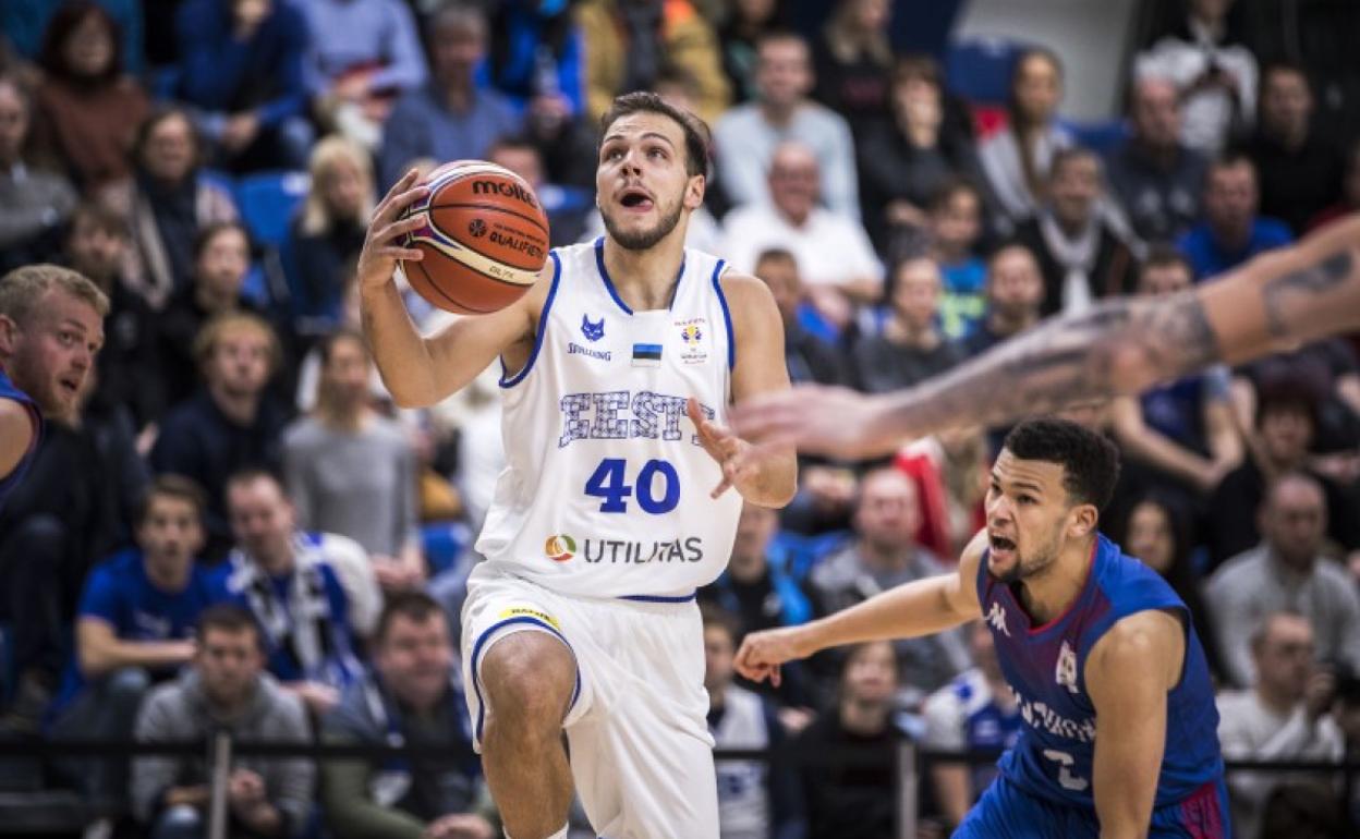 El estonio Martin Paasoja culmina una acción ofensiva. 