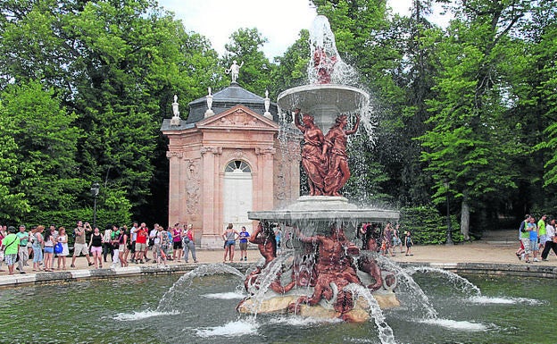 Imagen principal - Arriba, fuente monumental en los jardines del palacio; palacio de Valsaín, en ruina e iglesia de los Dolores en la plaza del mismo nombre en La Granja. .