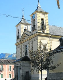 Imagen secundaria 2 - Arriba, fuente monumental en los jardines del palacio; palacio de Valsaín, en ruina e iglesia de los Dolores en la plaza del mismo nombre en La Granja. .