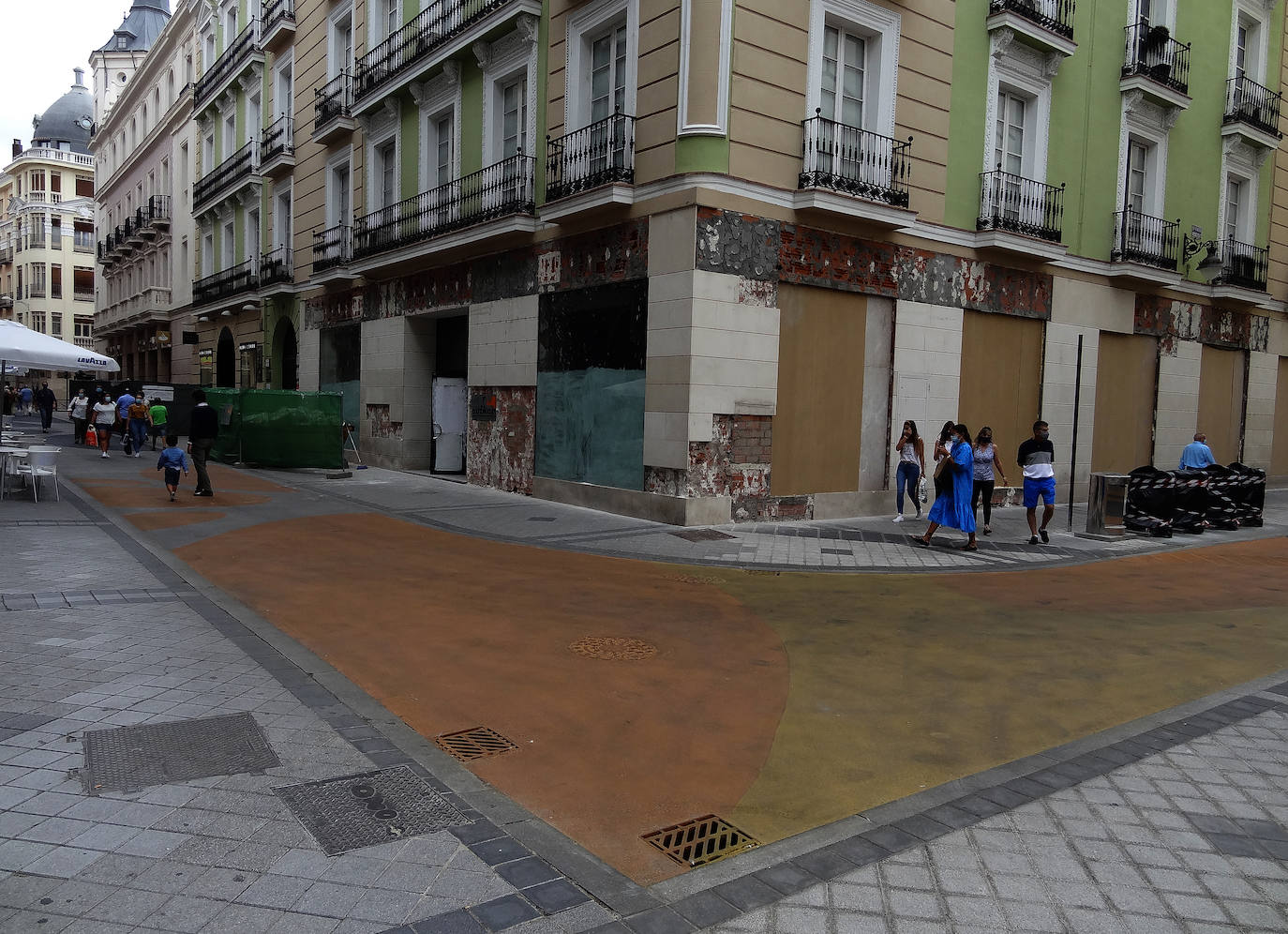 Trabajos de pintura del mural sobre la calzada de la calle Claudio Moyano, en Valladolid