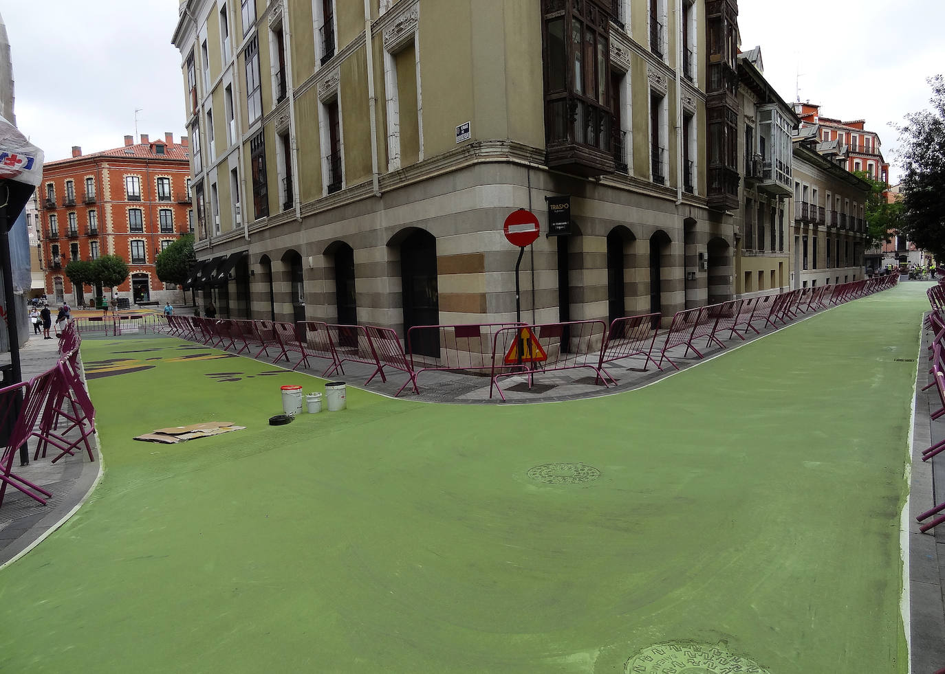 Trabajos de pintura del mural sobre la calzada de la calle Claudio Moyano, en Valladolid