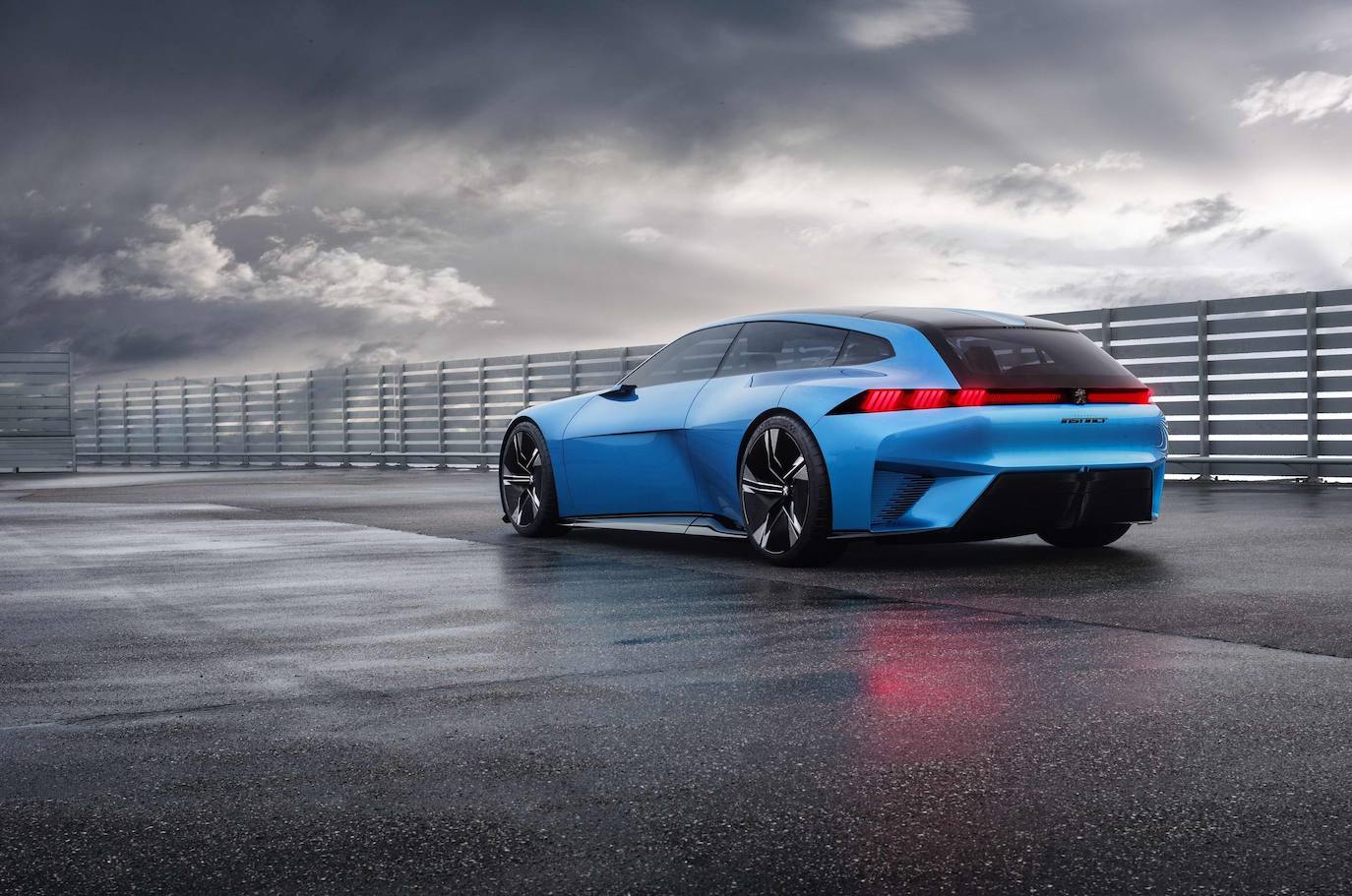 Desde hace unos años, los concept cars de PEUGEOT tienen dimensiones realistas (arquitectura y tamaño de ruedas) y están dotados de elementos que puedan ser trasladables a la serie