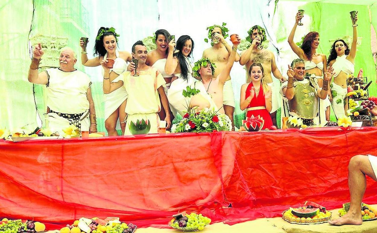 Escena de la típica fiesta en honor al dios del vino Baco, en el pueblo burgalés de Baños de Valdearados. 