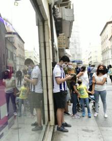 Imagen secundaria 2 - Los primeros aficionados ya se han acercado a comprar las camisetas. 