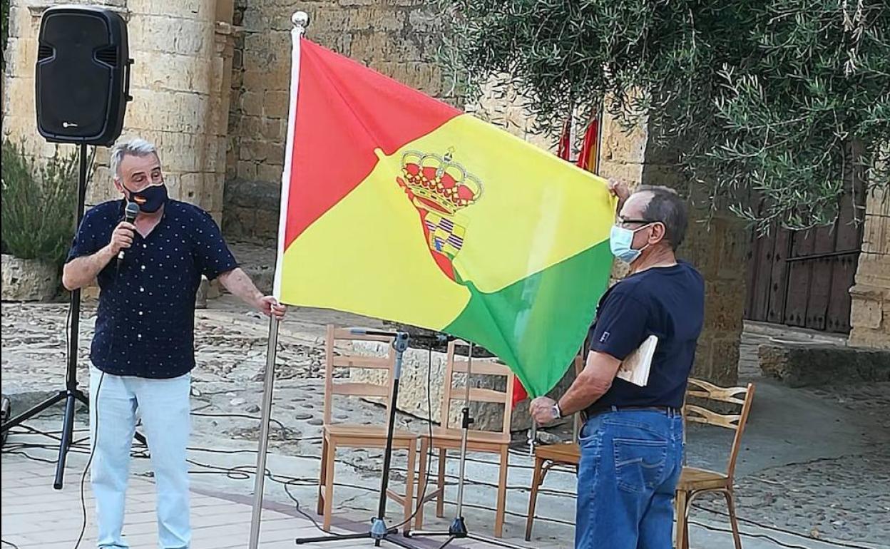 Un momento de la presentación de la nueva bandera y escudo de Benafarces.