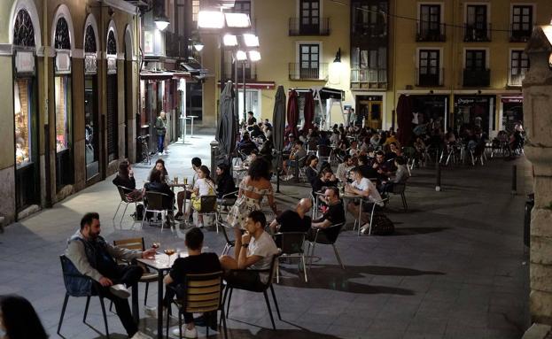 Sanidad sigue sin aclarar a los bares de ocio nocturno de Valladolid si pueden atender en las terrazas