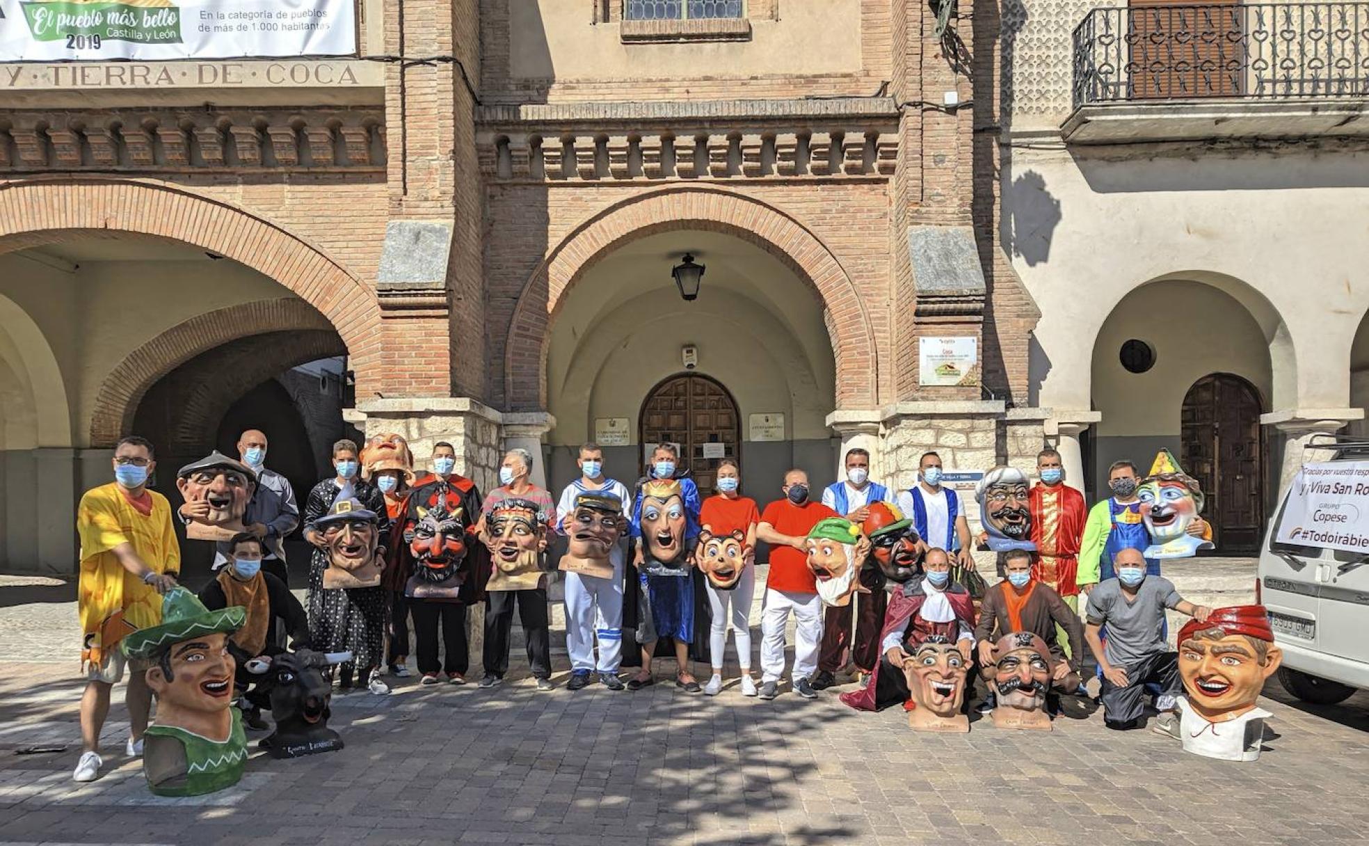 Participantes en el desfile de cabezudos que ha tenido lugar en la villa segoviana de Coca. 