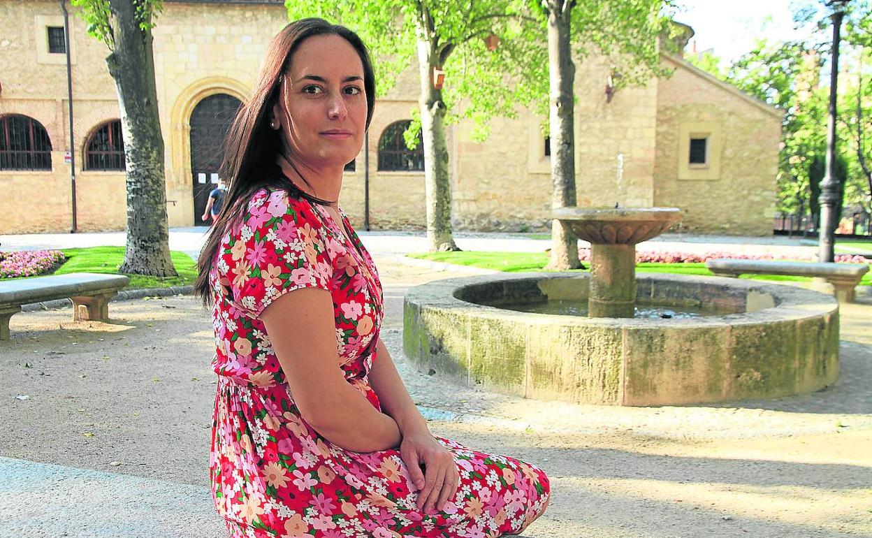 Elena Jimeno posa sentada en uno de los bancos de los jardines de Santo Tomás. 