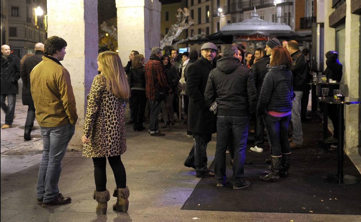 Clientes a la puerta de un bar de copas en Valladolid, antes de la pandemia del coronavirus. 