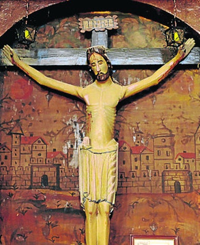 Imagen de Cristo crucificado, en la iglesia de San Miguel Arcángel..