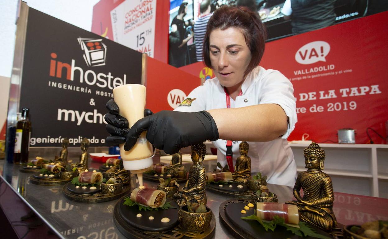 Una cocinera prepara su pincho en la pasada edición del Concurso Nacional de Pinchos, en la Cúpula del Milenio de Valladolid. 
